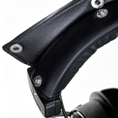 36. Beyerdynamic DT 770 PRO 32 OHM - Closed Studio Headphones