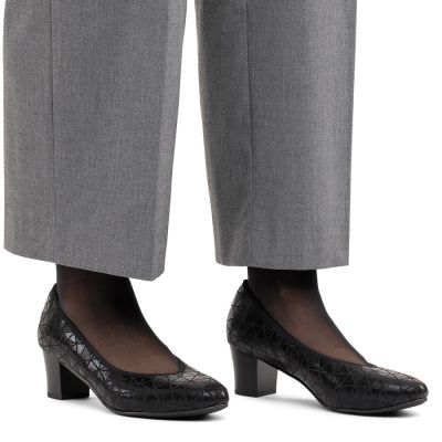 6. Women's leather pumps with a low heel, black Rieker 44650-05