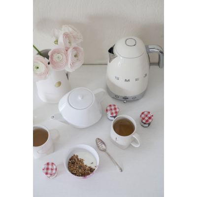 44. SMEG KLF04CREU electric kettle cream