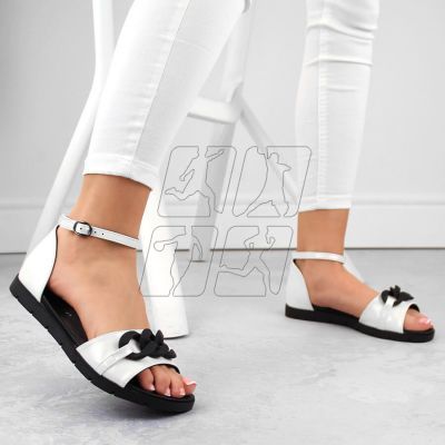 4. Vinceza W JAN309B flat sandals with a chain, white