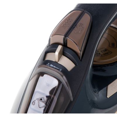 4. CAMRY CR 5036 steam iron
