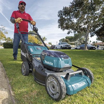 3. Makita lawn mower 2x18V DLM532ZX2 with drive 53cm aluminum housing