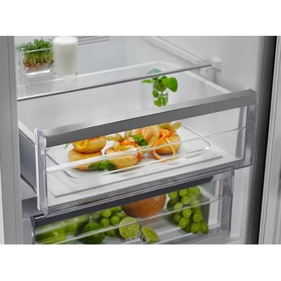 4. ELECTROLUX LNT7ME36G2 fridge-freezer