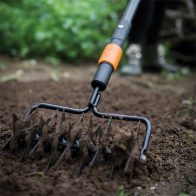 3. FISKARS QUIKFIT ROTARY AERATOR