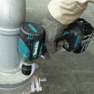 5. Makita cordless impact wrench SPUGINIS VERŻTAKLIS 18V 1/2 "330Nm 2x5.0Ah lagaminas MAKPAC DTW301RTJ