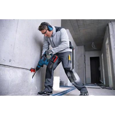 3. BOSCH. SDS+ HAMMER GBH 18V-34 CF 5.8J 2xPC8.0Ah + HANDLE 13mm CASE