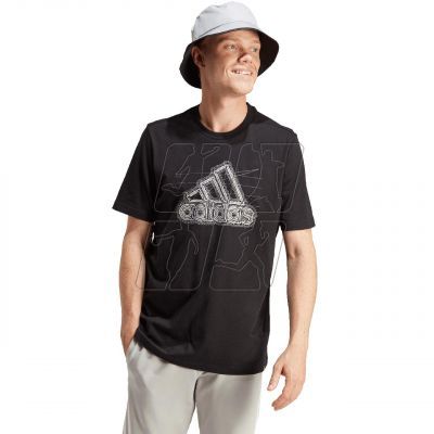 3. Adidas Growth Badge Graphic T-shirt M IN6258