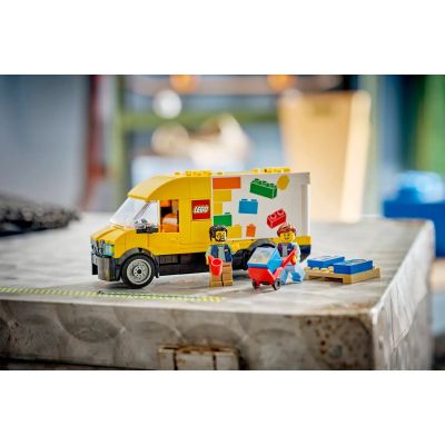 21. LEGO City 60500 LEGO Truck