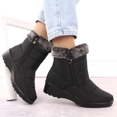 18. Women’s black snow boots with fur lining Vinceza 86231