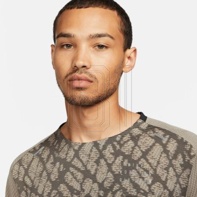 9. Nike Dri-FIT ADV Run Division Techknit M DQ4778-010 T-shirt