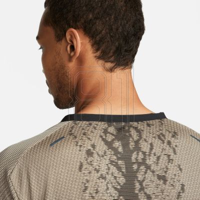 10. Nike Dri-FIT ADV Run Division Techknit M DQ4778-010 T-shirt