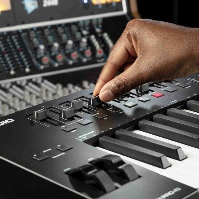 6. M-AUDIO Oxygen PRO 49 - Keyboard Controller