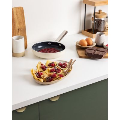 10. Smeg FPF2402CRM frying pan