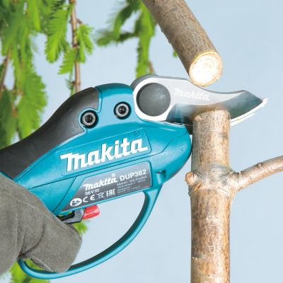 9. Makita DUP362Z Powered Shears/Pliers Power Shearing