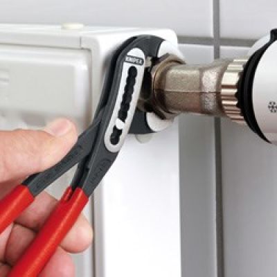5. Knipex 88 01 300 Pipe Pliers