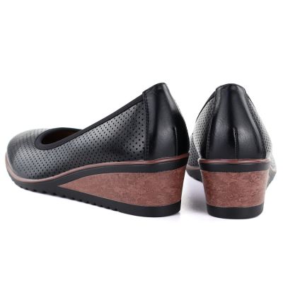 4. Women's openwork wedge pumps, black Vinceza 58629