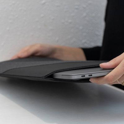4. Native Union Stow Slim 40.6 cm (16") Pocket Case Black