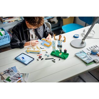 16. LEGO Editions 43015 - Lionel Messi - Football Legend