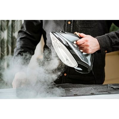 10. 3000W Adler Steam Iron Adler