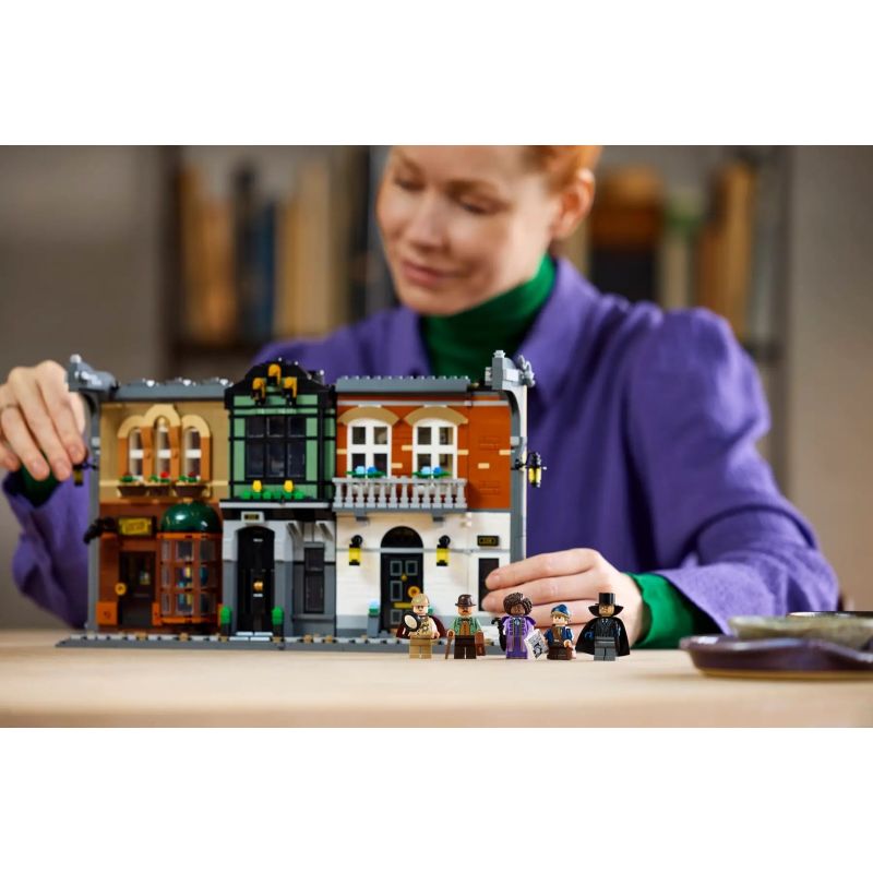 12. LEGO ICONS 10351 Sherlock Holmes: Book nook