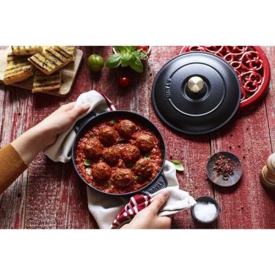2. Round baking dish with lid STAUB 40509-579-0 – black