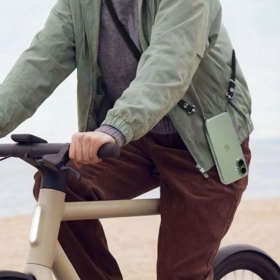 11. Spigen DA30L phone lanyard - black