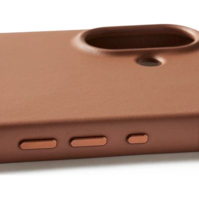 7. Mujjo Tan Leather iPhone 17 Case