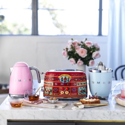 18. Smeg KLF03PKEU Rose Kettle