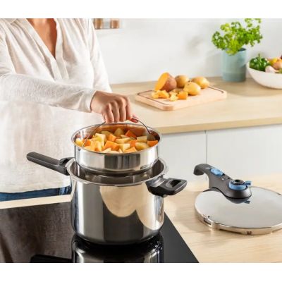 4. TEFAL Secure Trendy Pressure Cooker 6 L P2580701