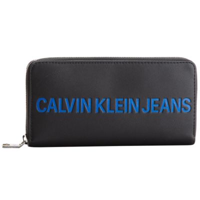 4. CALVIN KLEIN JEANS WOMEN'S SCULPTED WALLET