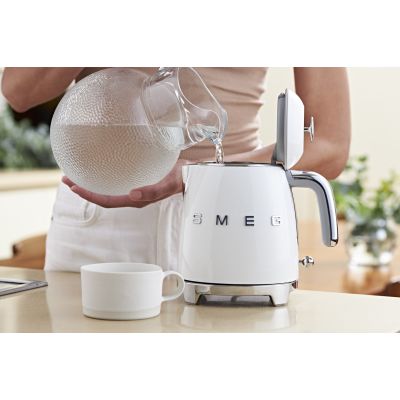 10. SMEG KLF05WHEU electric kettle white