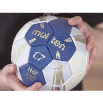 4. Molten C7 H0C3500-BW handball ball
