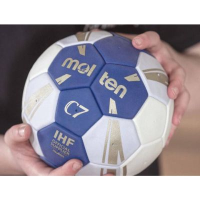 4. Molten C7 H0C3500-BW Handball Ball