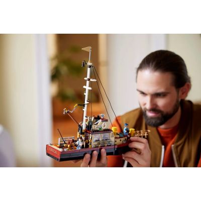 35. LEGO Ideas 21350 Jaws
