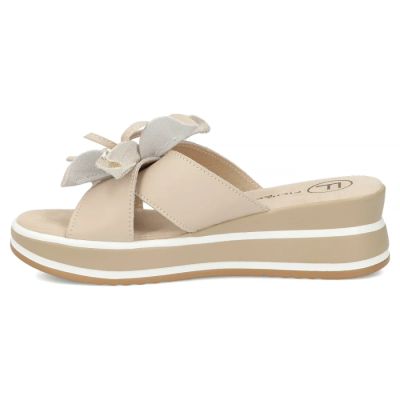 3. Women's leather wedge sandals with a flower, beige Filippo DK7636