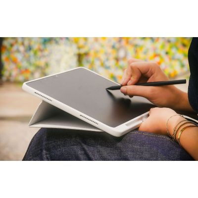 12. Wacom MOVINKPAD 11IN CASE with STAND