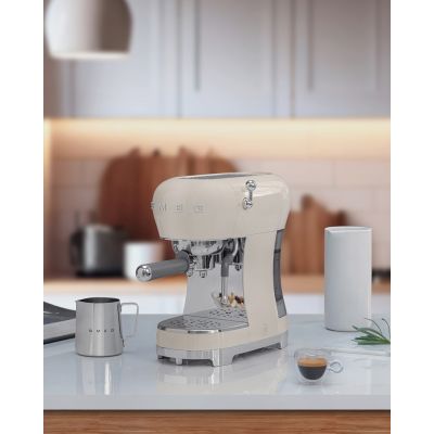 10. SMEG Coffee Machine (ECF02CREU) creme