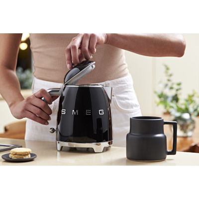 49. SMEG mini kettle 0.8L black Schwarz (KLF05BLEU)