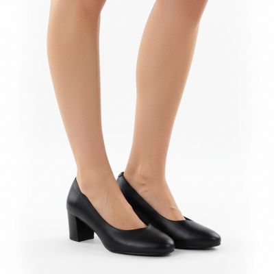 12. Women's black low-heel pumps Sergio Leone PB177