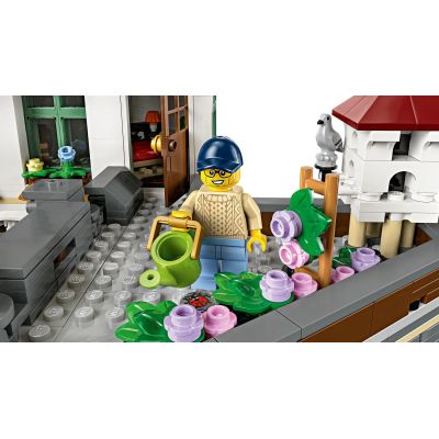 12. LEGO Icons 11371 - Shopping Street