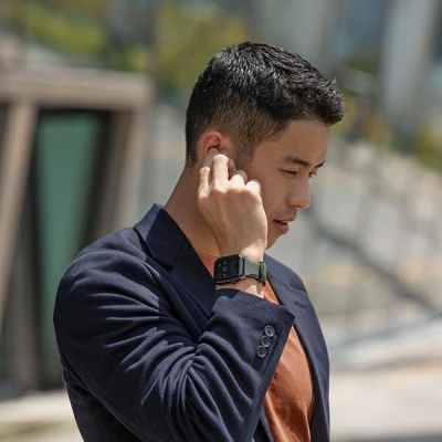 2. Uniq Linus Apple Watch Series 4/5/6/7/8/SE/SE2/Ultra strap 42/44/45mm. Airosoft Silicone black/midnight black