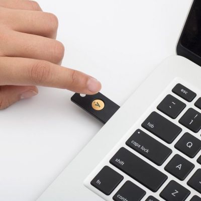 5. Yubico Yubikey 5 NFC U2F FIDO Dongle
