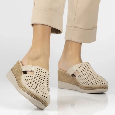 8. Leather wedge sandals with closed heel, beige, Filippo DK6818