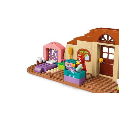 9. LEGO Bluey 11221 - School with Ryżyk and Blue