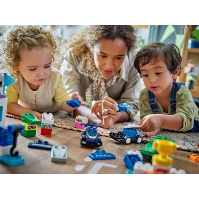 21. LEGO DUPLO TOWN 10445 F1 Cars and Drivers