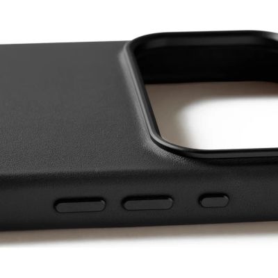 13. Mujjo iPhone 17 Pro Max Black Leather Case