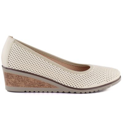 2. Women's openwork wedge pumps, beige, Vinceza 58629