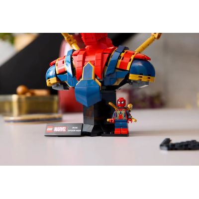 16. LEGO Marvel Super Heroes 76326 Iron Spider-Man Bust