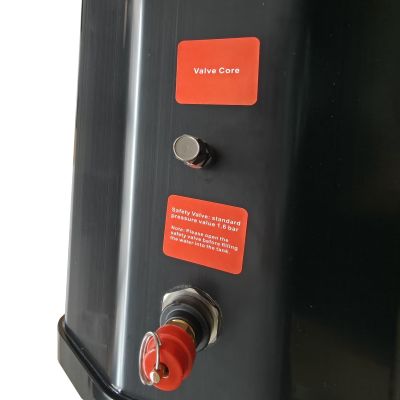 23. OFFLANDER SHOWER WITH 30L WATER TANK