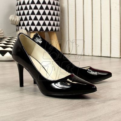 5. Pumps on a black lacquered stiletto W Juma